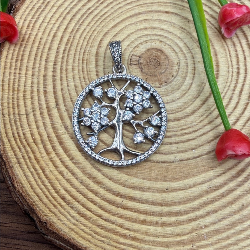 Pandora )Discontinued) Retired )rare) Elegant Silver tree life Pendant 925